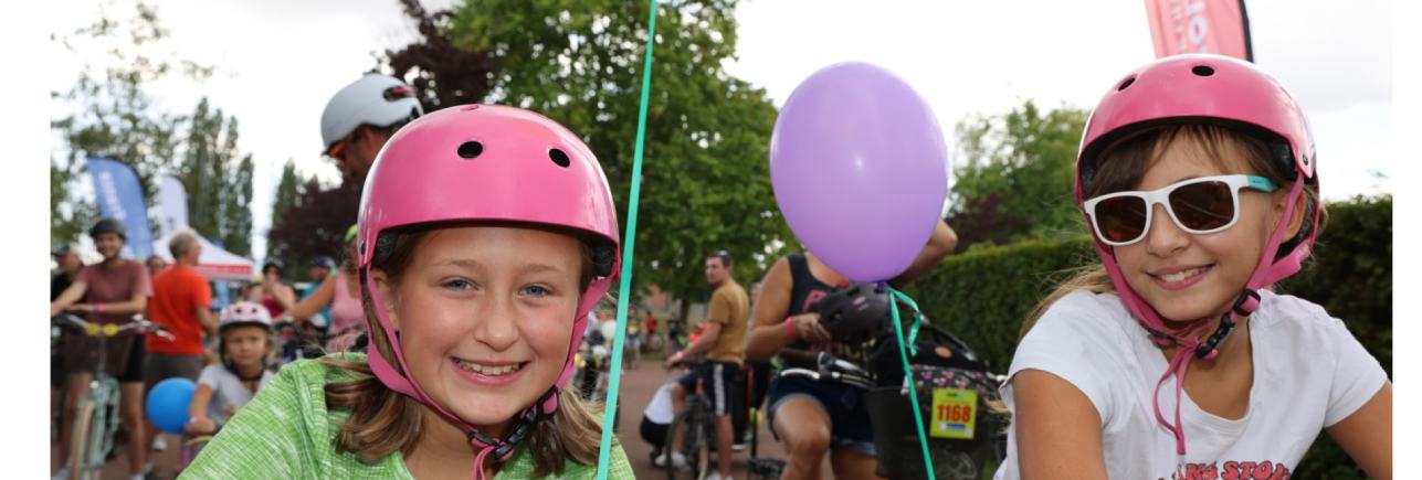 illustration festive du départ dutch'ti bike tour avec 2 jeunes filles sur leur vélo