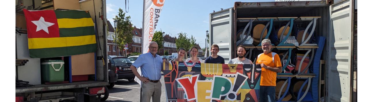 chargement du mobilier dans les camions de l'association YEP pour le Togo