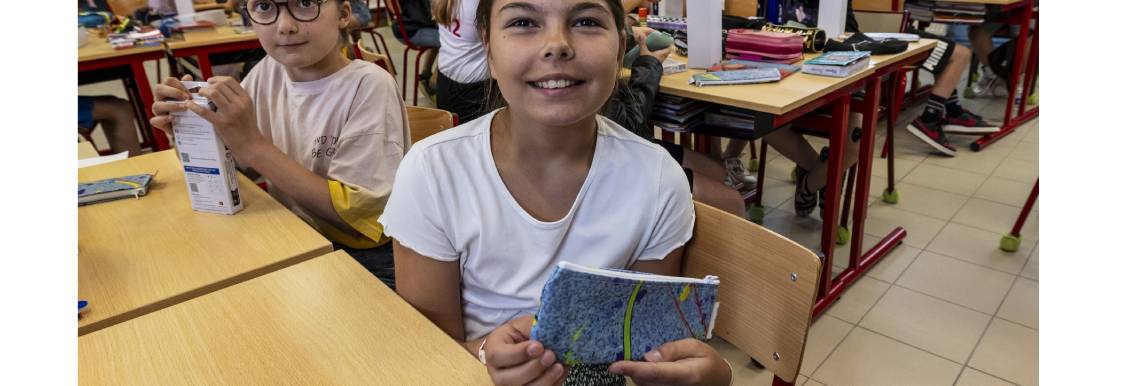 Distribution trousse up-cyclées au collège à Bergues